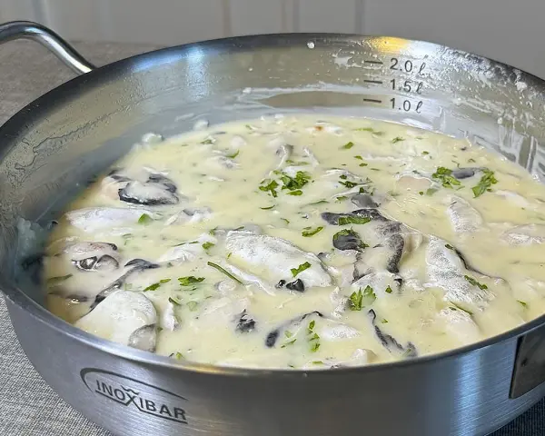 Cocer las cocochas de merluza en una cremosa salsa blanca con perejil picado.