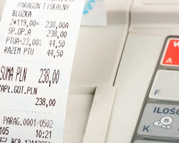 Na paragonie fiskalnym numer kasy fiskalnej to #0105. Widoczny jest też numer paragonu 0001/0502.