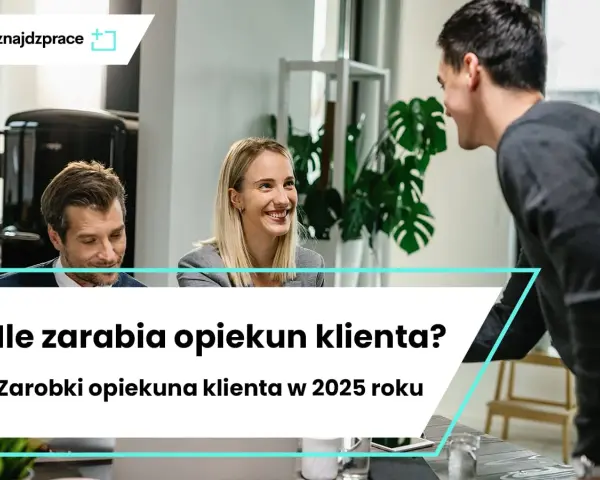Uśmiechnięta kobieta i mężczyzna rozmawiają przy biurku. Dowiadują się, ile zarabia key account manager w 2025 roku.