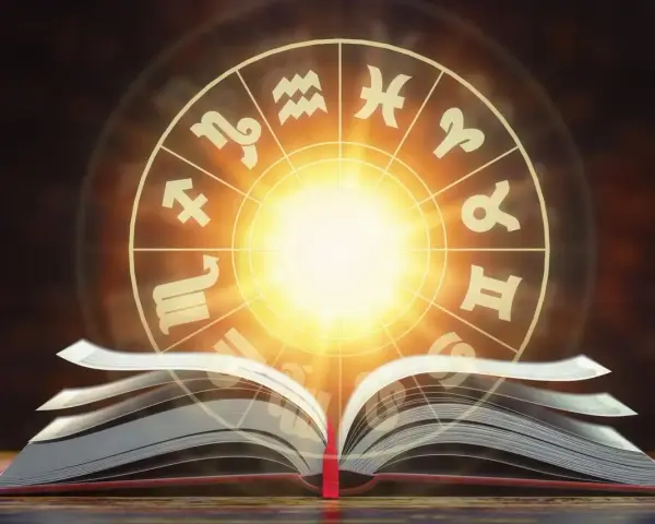 Otwarta księga wiedzy o gwiazdach. W tle krąg zodiaku, gdzie 7 sierpnia znak zodiaku to Lew.