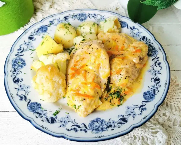 Soczysty filet z indyka w sosie z marchewką i koperkiem, podany z ziemniakami i kalafiorem.
