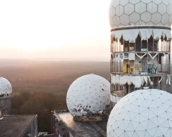 Teufelsberg Aussicht: Verlassene Radome und Türme auf einem Hügel, umgeben von Wald. Ein mystischer Ort mit Geschichte.