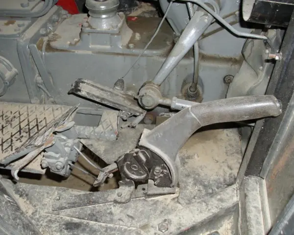 Mechanizm hamulca ręcznego w Ursusie C-330. Pokazuje, jak przerobić ręczny w C330, by był bardziej efektywny.