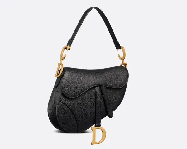 Elegancka, czarna torebka Dior Saddle z charakterystycznym zapięciem i złotym logo "D".
