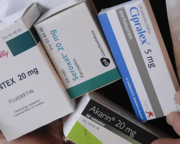 Mehrere Packungen Antidepressiva, darunter Cipralex, Seroxat und Fontex, werden von Händen gehalten.