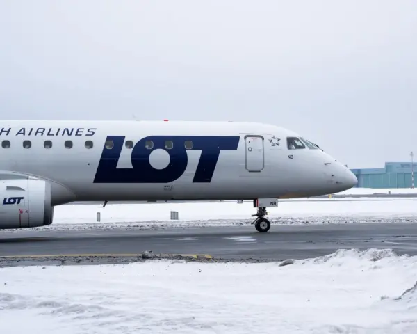 Samolot LOT Polish Airlines na lotnisku. W Polsce jest wiele lotnisk, które obsługują takie maszyny.
