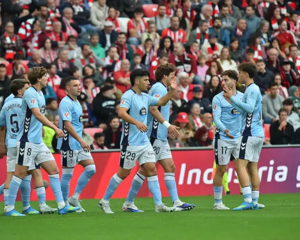 Jugadores del Celta de Vigo celebran un gol contra el Athletic.