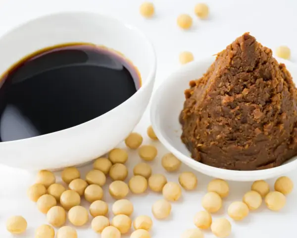 Miso und Sojasauce, beides aus Sojabohnen. Eine gute Alternative, wenn man fragt, was kann man statt Hefe nehmen, für Umami-Geschmack.