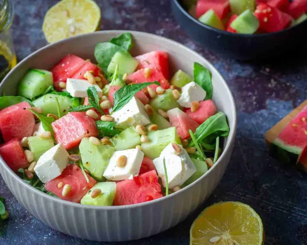 Erfrischender Wassermelonen-Feta-Salat mit Gurke und Pinienkernen – eine köstliche Idee für Wassermelone Rezepte.