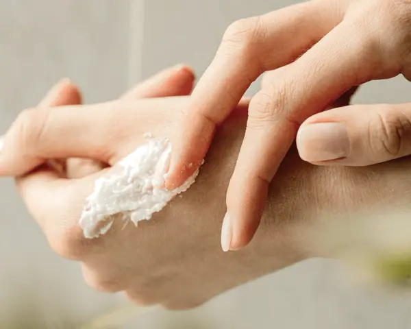 Delikatny peeling do dłoni i zadbane, zdrowe paznokcie. Skóra dłoni jest nawilżona i gładka.