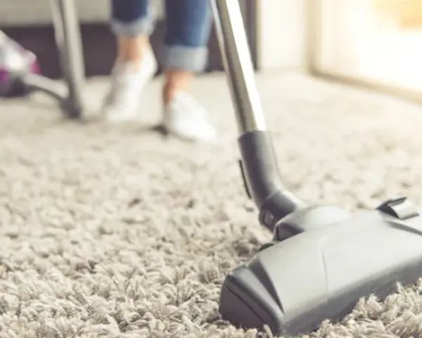 Jak prac dywan pluszowy - skuteczne metody czyszczenia i pielęgnacji