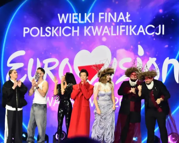 Artyści na scenie z logo Eurowizji i napisem "Wielki Finał Polskich Kwalifikacji".