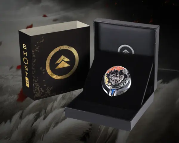 Caja de coleccionista con el logo de Ghost of Tsushima y un trofeo detallado de un demonio samurái.