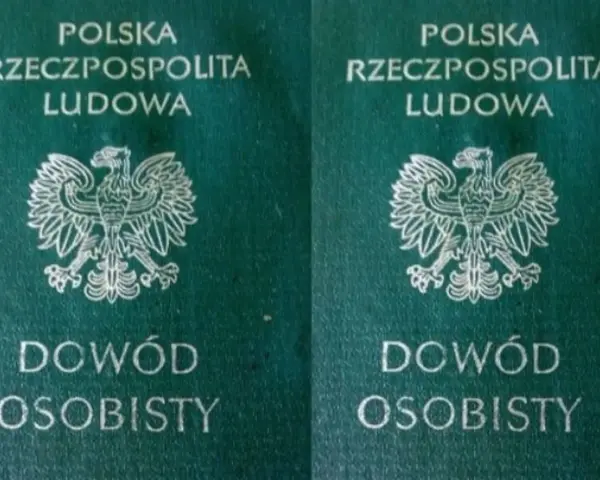Dwa zielone okładki dowodów osobistych PRL z orłem. Bezterminowy dowód osobisty, dokument tożsamości.