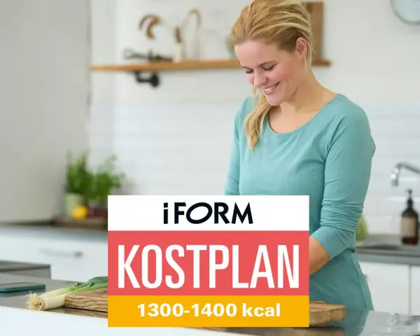 Glad kvinna i köket förbereder mat enligt en kostplan på 1300 kalorier per dag.