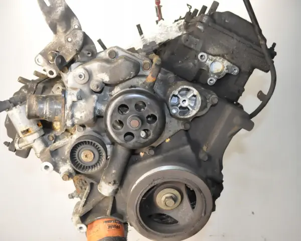 Silnik 5.7 Hemi, widoczny z przodu, z widocznymi kołami pasowymi i elementami osprzętu.