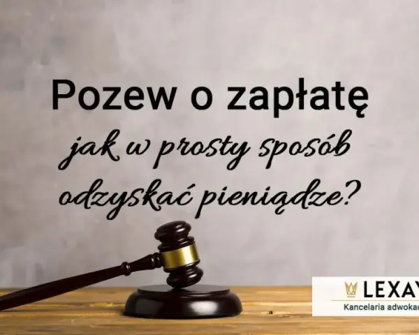 Pozew o zapłatę - jakie sprawy można załatwić w e-sądzie, by odzyskać pieniądze? Młotek sędziowski na drewnianym tle.