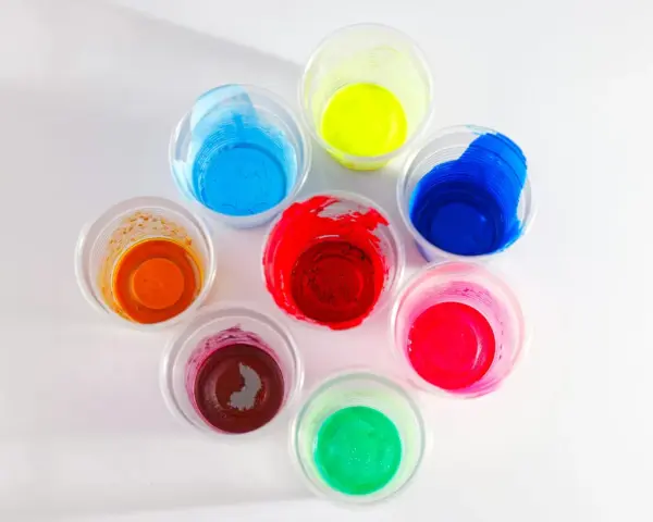 Kolorowe farby w kubeczkach, idealne jako farba do plastiku na zewnątrz. Odcienie czerwieni, niebieskiego, zieleni, żółci, pomarańczu i różu.