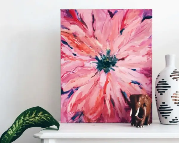 Peinture abstraite de fleur rose vif, avec un éléphant en bois et un vase décoratif. Une idée pour comment tendre une toile sur un chassis.