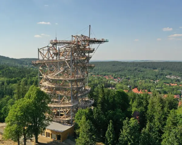 Wieża widokowa w Świeradowie Zdroju to niezwykłe miejsce, które warto zobaczyć. Spiralna konstrukcja oferuje wspaniałe widoki na okoliczne lasy i miasto.