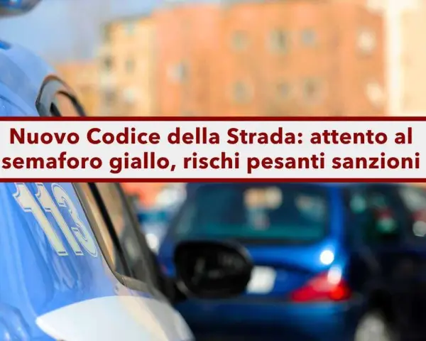 Polizia e auto in coda. Nuovo Codice della Strada: attento al semaforo giallo, rischi pesanti sanzioni.