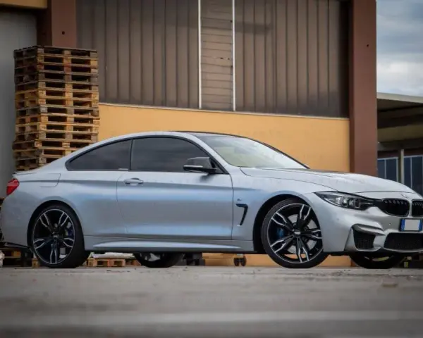 Srebrne BMW: Jakie felgi wybrać, by auto olśniewało? Poradnik Marka Dudka