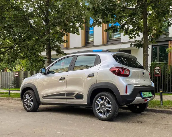 Srebrna Dacia Spring, idealna do miasta, z imponującym zasięgiem.
