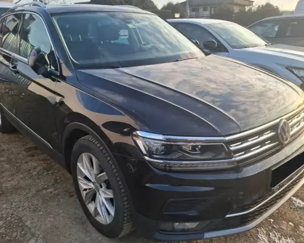 Czarny Volkswagen Tiguan, auto zastępcze z OC sprawcy, stoi na parkingu.