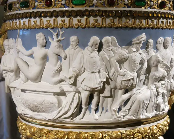 Bas-relief de style Jean Goujon : une nymphe couchée avec un cerf, entourée de figures de la Renaissance.