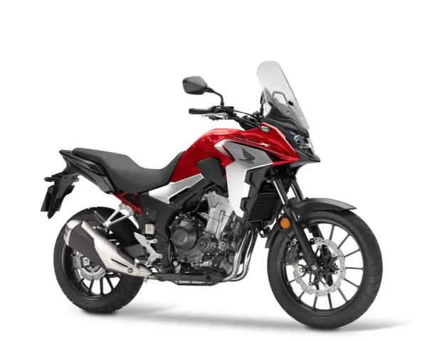 Honda CB500X rossa, agile e leggera. Il suo peso contenuto la rende perfetta per ogni avventura.