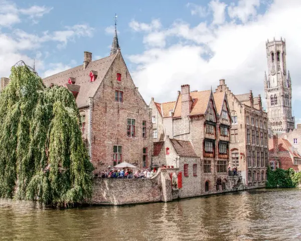 Bruggia, Belgia: malownicze kanały i zabytkowa architektura. Ciekawe ciekawostki o Belgii czekają na odkrycie!