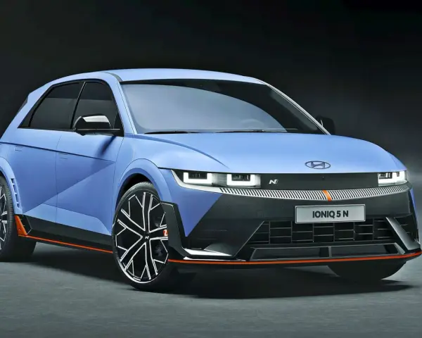 Niebieski Hyundai Ioniq 5 N z pomarańczowymi akcentami i sportowymi felgami.