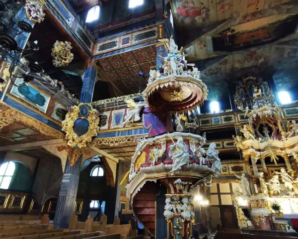Wnętrze Katedry w Świdnicy zachwyca bogactwem zdobień, malowideł i rzeźb. Widać tu barokowy ołtarz i ambonę.
