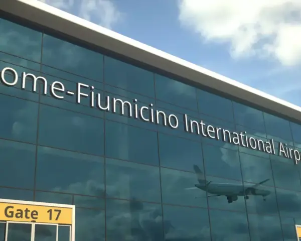 Fasada lotniska Rome-Fiumicino International Airport z napisem i odbiciem samolotu.