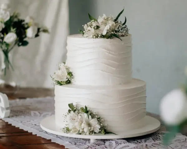 Elegancki tort weselny ozdobiony kwiatami, idealny na ślub cywilny. Piękne życzenia na ślub cywilny dla Młodej Pary.