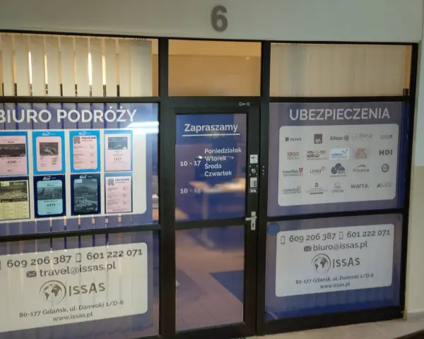 Witryna biura podróży i ubezpieczeń z ofertami i danymi kontaktowymi.