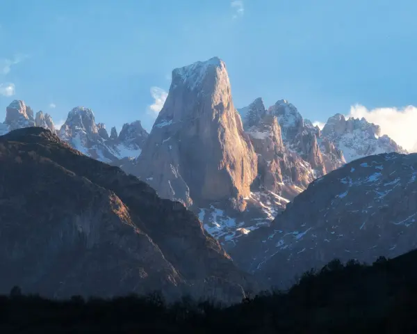 Majestuosas montañas nevadas, un paisaje que evoca la diferencia entre parque nacional y parque natural.