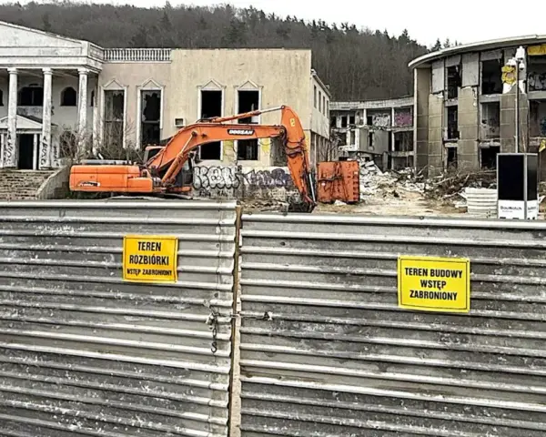 Ruiny hotelu Murat w Redzie, plac budowy z koparką. Znak "teren rozbiórki, wstęp zabroniony" sugeruje, dlaczego hotel upadł.