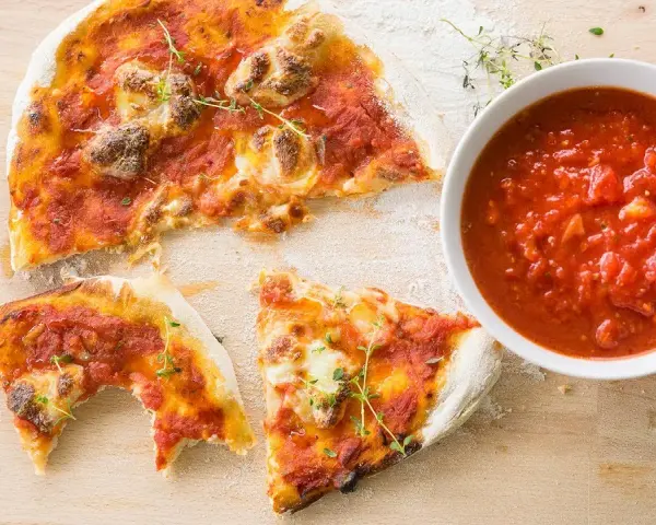 Jaki sos do pizzy? Przepisy na klasykę i nowe smaki.