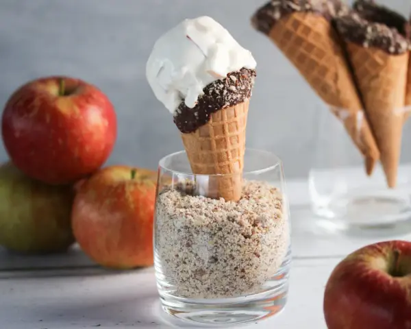 Äpfel liegen neben Eiswaffeln. Warum gibt es kein Apfeleis? Vielleicht weil Äpfel so gut frisch schmecken!
