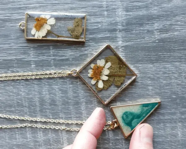 Collane con fiori secchi e resina, un'idea per gioielli in legno fai da te unici.
