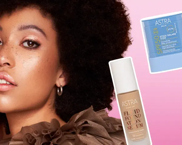 Modella con pelle luminosa e prodotti Astra: fondotinta e stick solare. Si può mettere il fondotinta sopra la crema solare per un look perfetto.
