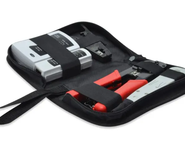 Netzwerk-Werkzeugset mit Kabeltester, Crimpzange und Werkzeugen in einer schwarzen Tasche.