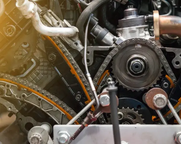 Silnik Ford Focus MK3 1.6 benzyna. Rozrząd na łańcuchu, co ile wymiana? Sprawdź stan napinaczy i prowadnic.