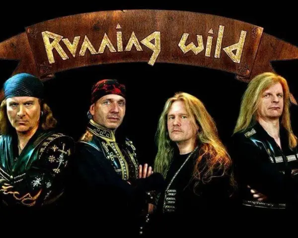 Quatre hommes aux cheveux longs, vêtus de tenues sombres et ornées, posent sous une bannière "Running Wild".