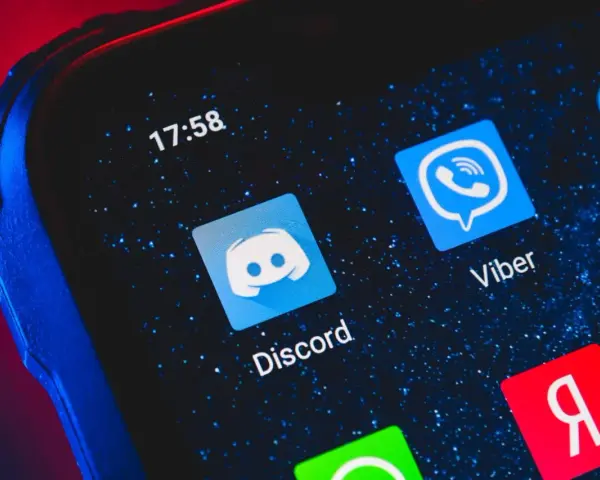 Ikona Discord na ekranie telefonu. Chcesz wiedzieć, jak dodać bota muzycznego na DC?