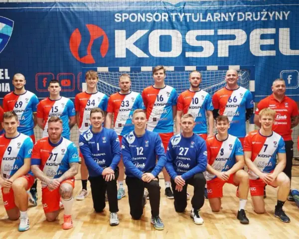 Drużyna Gwardia Koszalin piłka ręczna pozuje do zdjęcia. Zawodnicy w strojach sportowych z numerami na koszulkach.