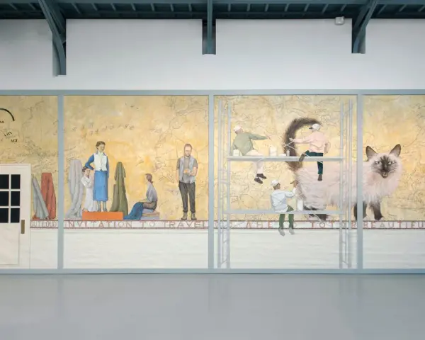 Une fresque de Lucy McKenzie dépeint des personnages sur une carte du monde, avec un grand chat siamois et des échafaudages.