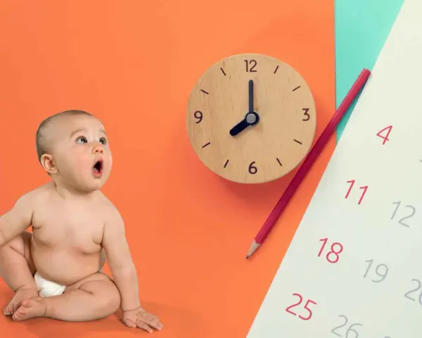 Maluch z otwartymi ustami patrzy w górę, jakby czekał na kolejny 4 skok rozwojowy. Obok zegar i kalendarz z zaznaczonymi dniami.