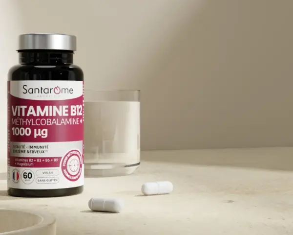 Bouteille de vitamine B12 Santarôme, 1000 µg, avec un verre de lait et des gélules. Idéal pour la vitalité et le système nerveux.